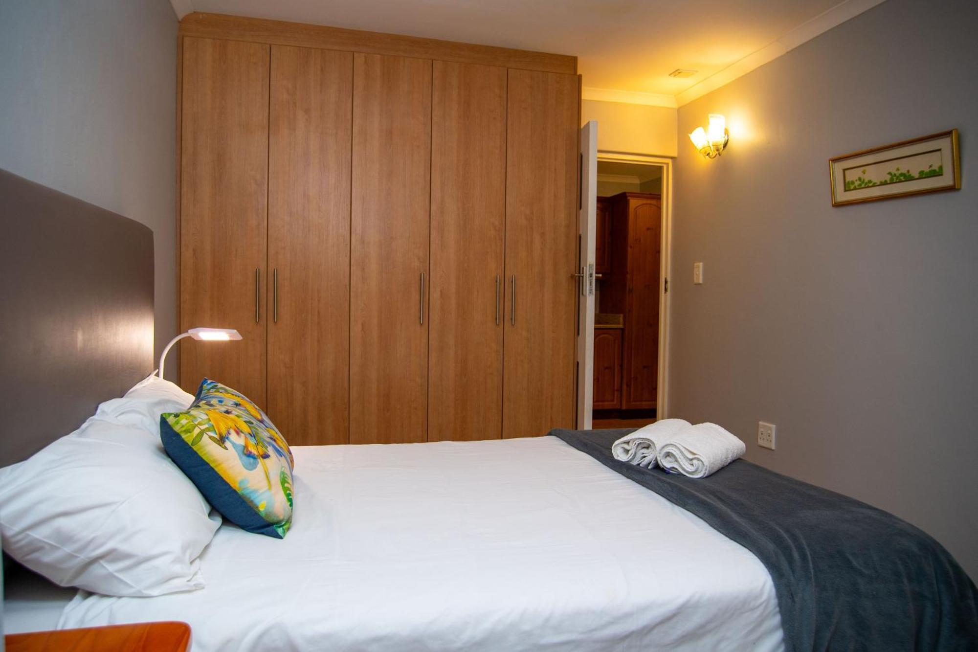Great White Accommodation Kleinbaai Экстерьер фото